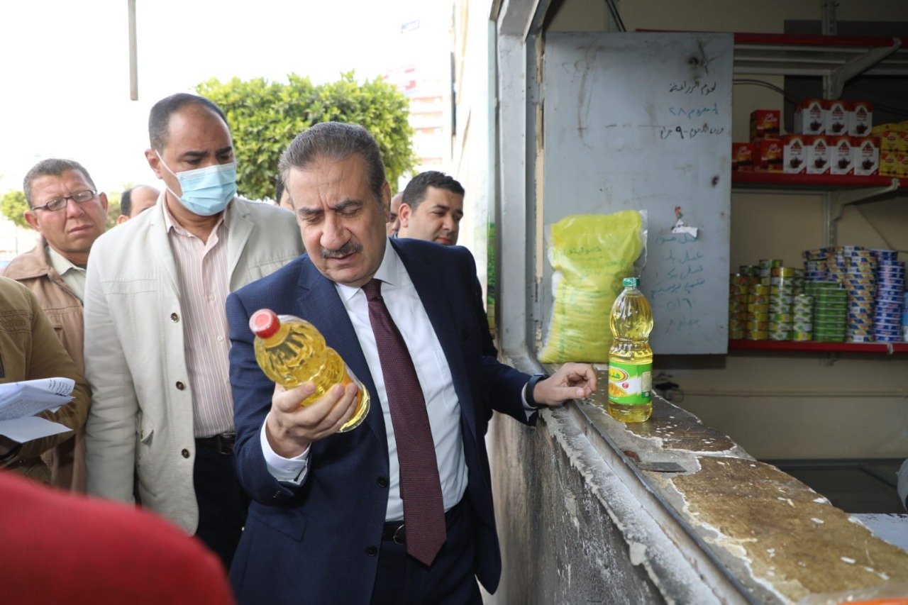 محافظ المنوفية يفاجىء منفذ بيع لحوم وسلع وزارة الزراعة للتأكد من الإلتزام بالبيع بالأسعار المعلنة