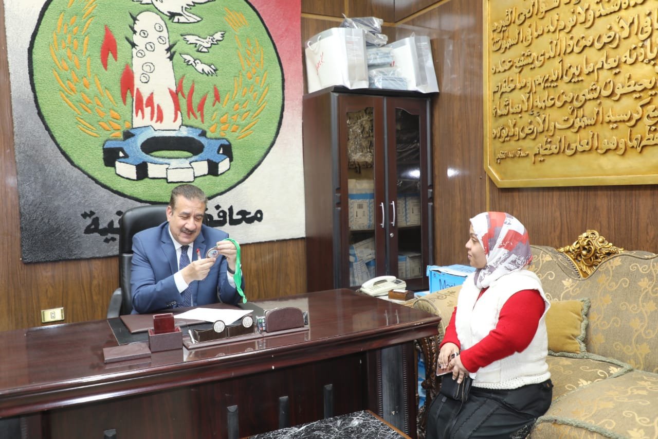 بطلة من قصار القامة