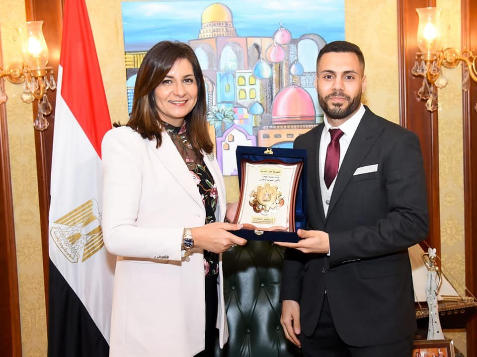 وزيرة الهجرة تمنح إسلام العشيري بطل إنقاذ المدنيين في أوكرانيا درع الوزارة