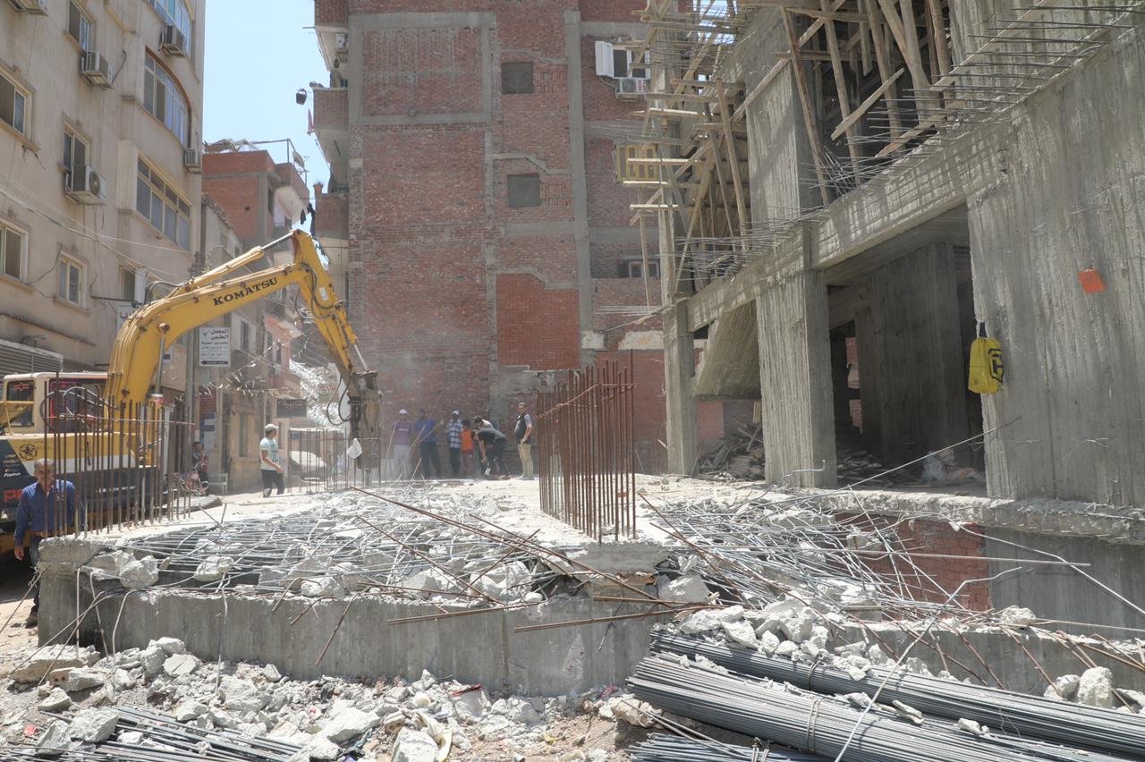 محافظ المنوفية يشهد الإزالة الفورية لمبنى مخالف ومتعدي على شارع بحي غرب شبين الكوم