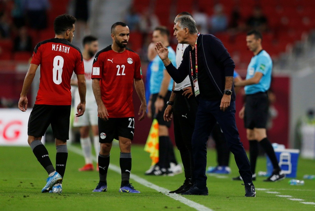 قال مسؤولو اتحاد الكرة أن البرتغالي كارلوس كيروش المدير الفني السابق لمنتخب مصر لم يطلب 200 ألف دولار من أجل العودة لتدريب المنتخب كما تردد