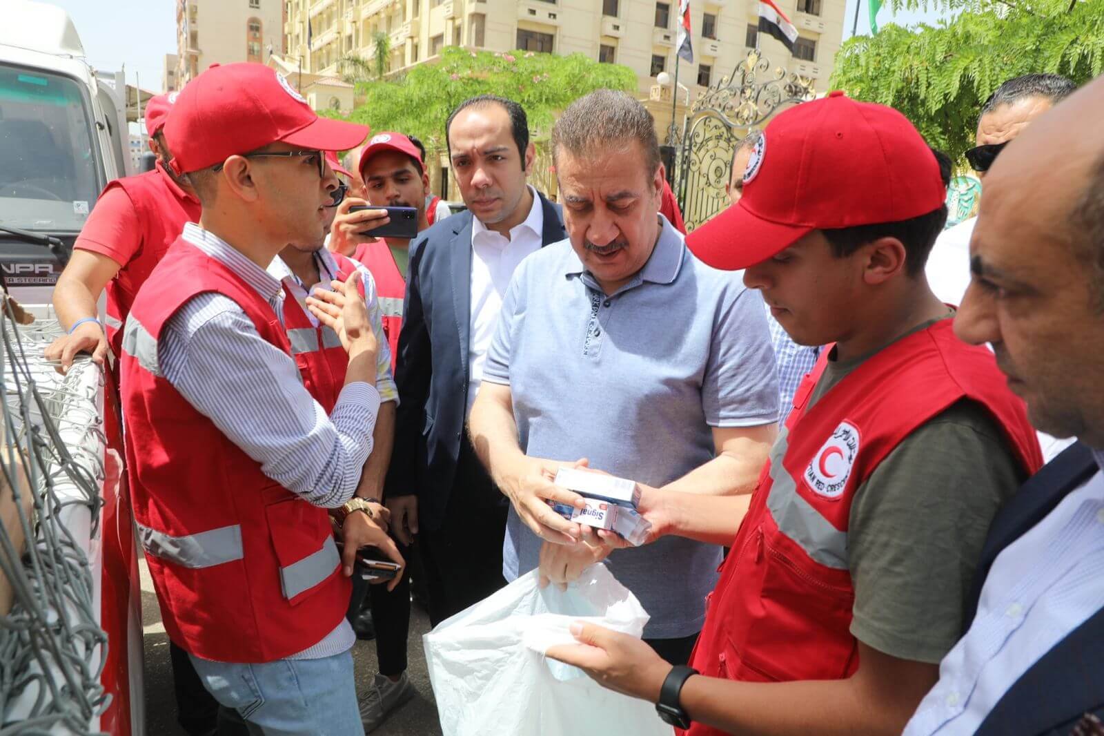 محافظ المنوفية يدشن قافلة الهلال الأحمر الطبية لتقديم خدمات صحية بالمجان لأهالي وأبناء المحافظة