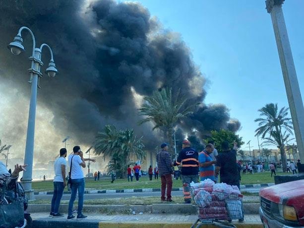 حريق كارفورالإسكندرية.. فرض كردون أمني ووزير الصحة يتفقد الموقع
