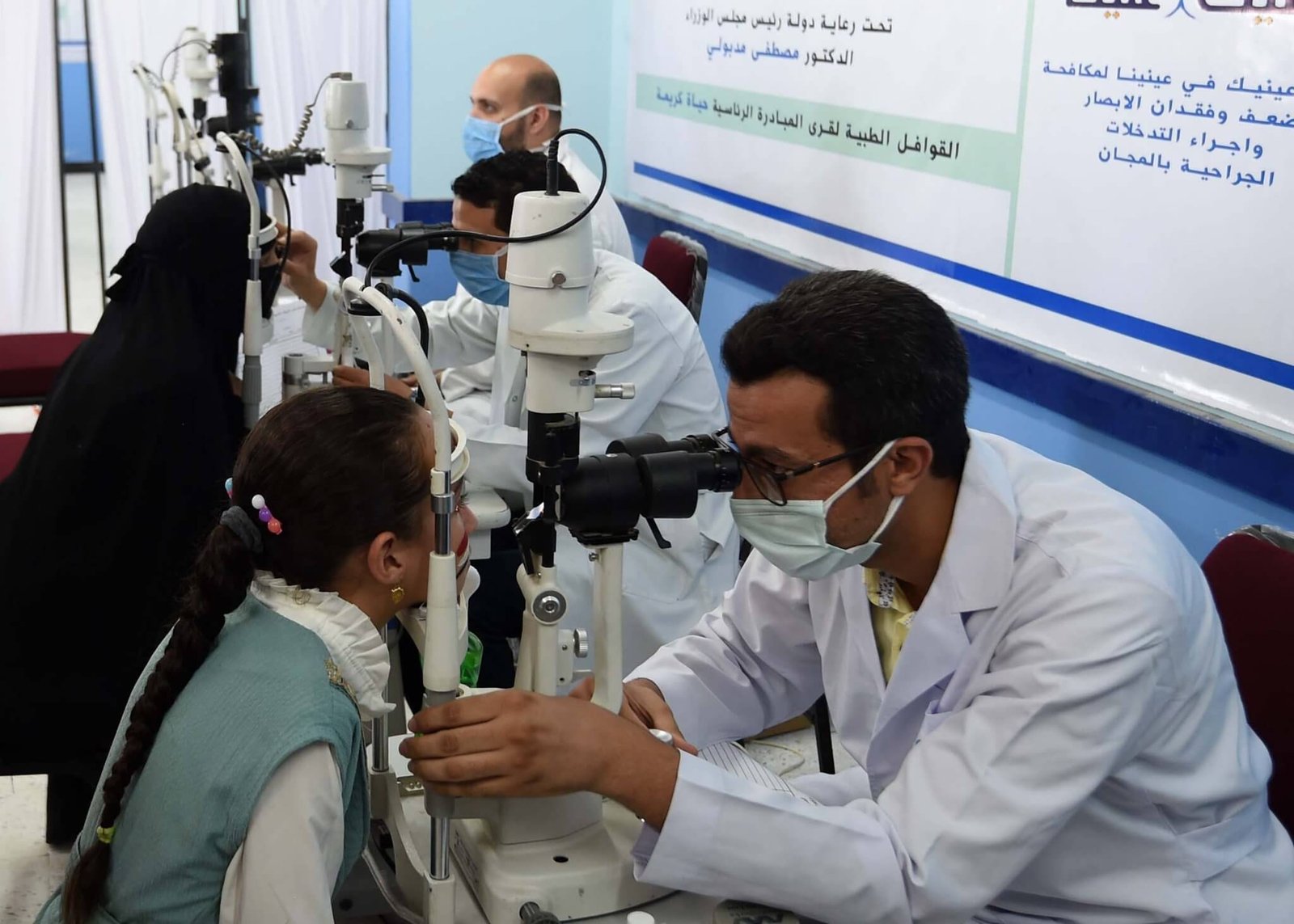 رئيس الوزراء يتفقد العيادات الثابتة بالمدرسة الثانوية التجارية ويستمع لشرح حول القافلة الطبية الموسعة المقامة بالقرية