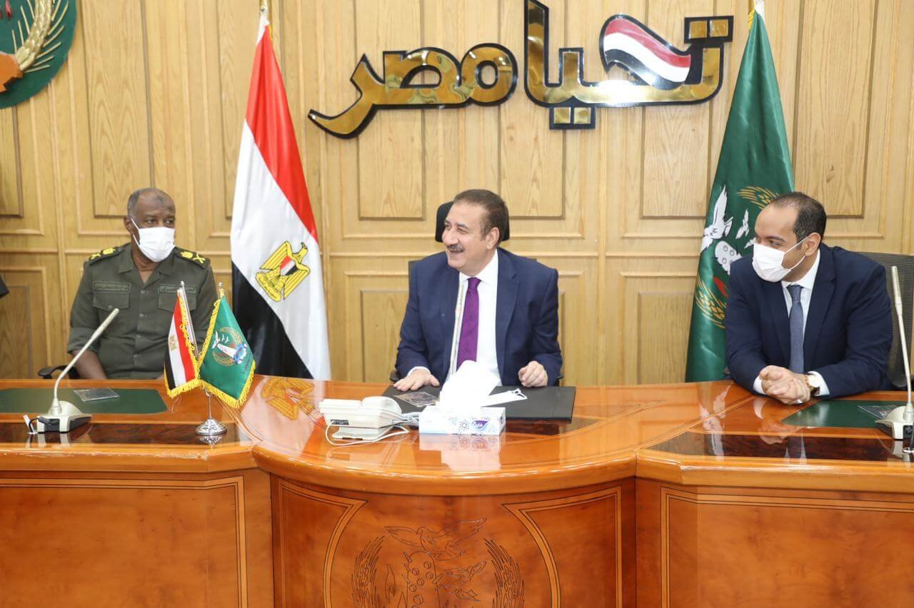 محافظ المنوفية يلتقى بأكثر من 50 حالة إنسانية ويسلم مساعدات مالية وعينية لهم