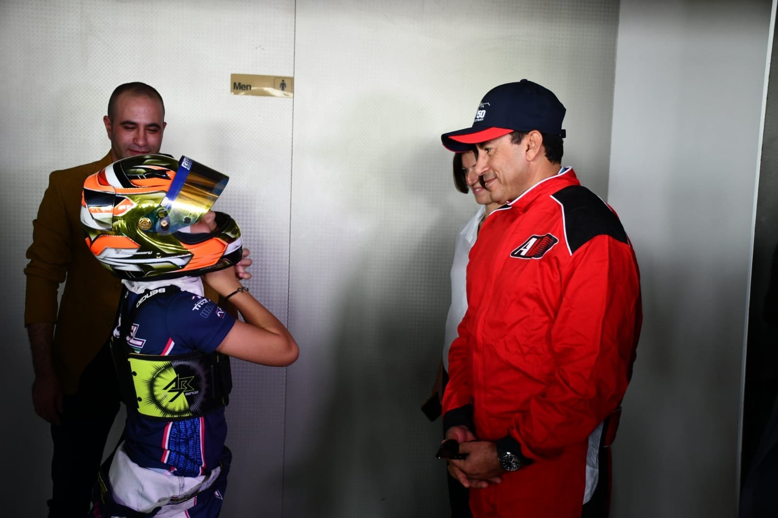 وزير الشباب والرياضة يكرم الطفل المصري زين الحمصاني