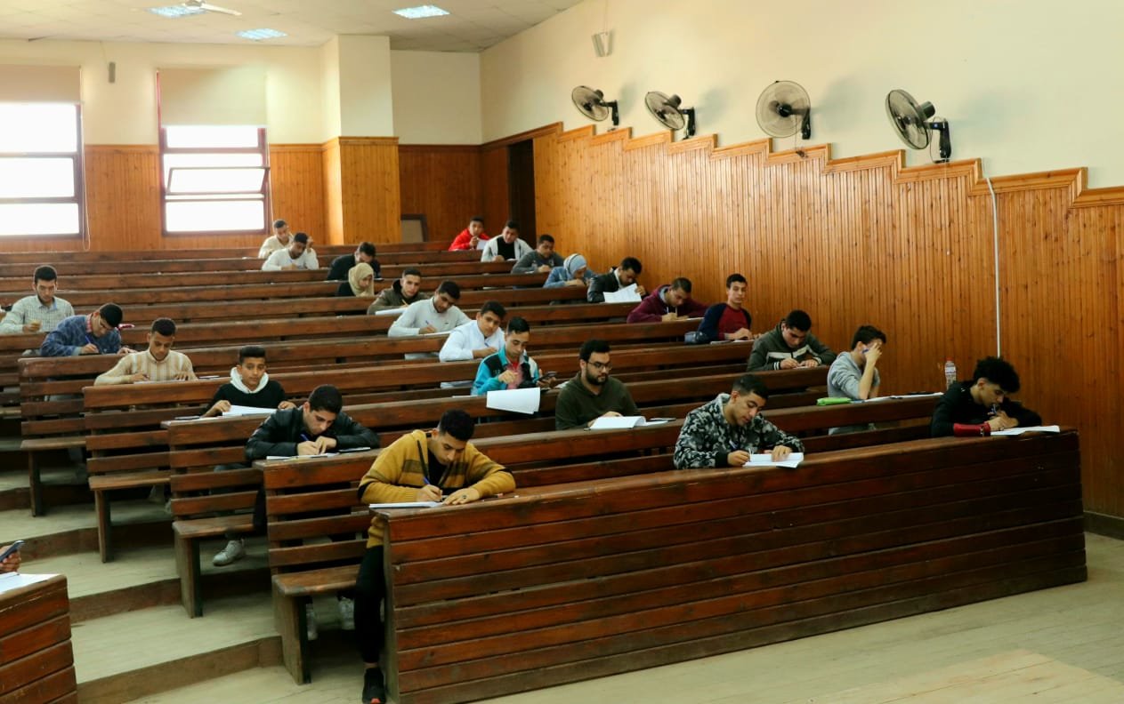 رئيس جامعة الدلتا التكنولوجية يتابع سير اختبارات منتصف الفصل الدراسى الأول 