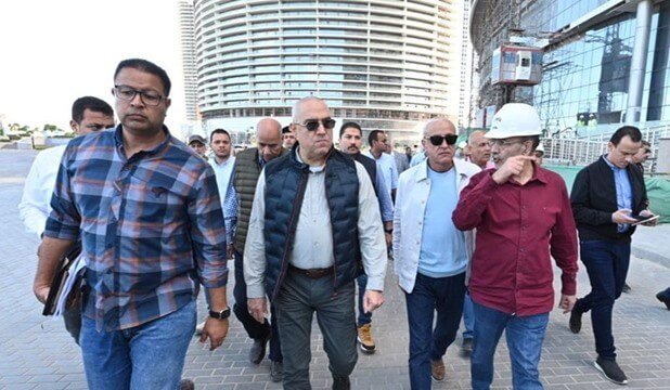 وزير الإسكان يتابع أعمال منطقة الأبراج الشاطئية وكمبوند "مزارين" بالعلمين الجديدة