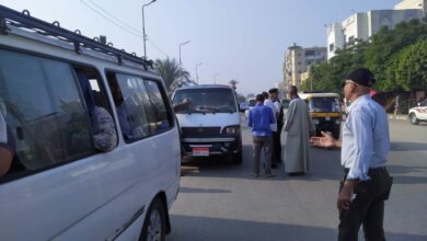 حملات مكثفة بمواقف بالمنيا للتأكد من الالتزام بتعريفة الركوب