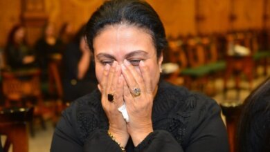 سلوى عثمان تستقبل عزاء والدها وسط غياب نجوم الفن
