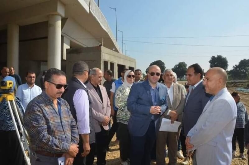 محافظ بني سويف يتفقد مستجدات وسير العمل بمشروع مجمع مواقف السيارات